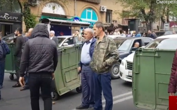 Граждане перекрыли улицу Киевяна мусорными контейнерами (видео)